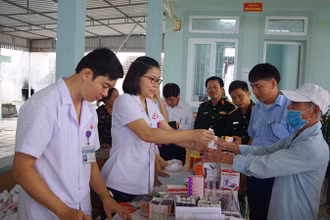 Các bác sĩ Bệnh viện Quân y 4 (Cục Hậu cần Quân khu 4) cấp thuốc miễn phí cho người dân xã Ðại Thành, huyện Yên Thành (Nghệ An). 