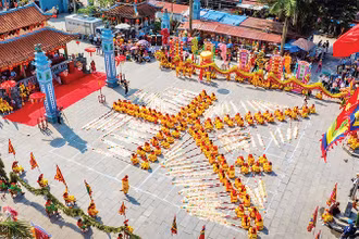 Hoa trượng hội (kéo chữ) tại Lễ hội Phủ Dầy, huyện Vụ Bản, tỉnh Nam Ðịnh năm 2024. 