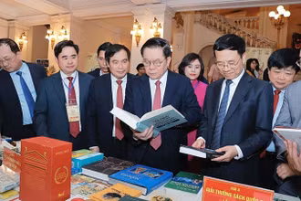Các đại biểu tham quan khu vực trưng bày tác phẩm đoạt Giải thưởng Sách quốc gia năm 2024. (Ảnh MINH QUYẾT) 