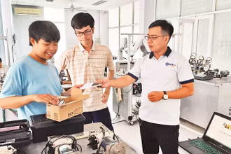 Ðào tạo nguồn nhân lực tự động hóa tại Trung tâm Ðào tạo Khu Công nghệ cao, đơn vị trực thuộc Khu Công nghệ cao Thành phố Hồ Chí Minh. 