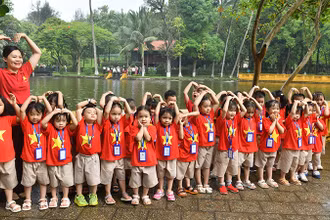 Cô và trò chụp ảnh kỷ niệm bên ao cá Bác Hồ trong Khu Di tích Chủ tịch Hồ Chí Minh tại Phủ Chủ tịch. (Ảnh ÐĂNG KHOA) 