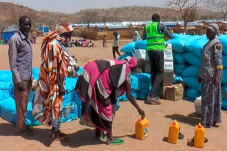 Xung đột ở Sudan khiến nhiều người phải chạy trốn sang các trại tị nạn ở Chad. (Ảnh AP) 