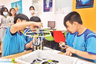 Học sinh tiểu học trải nghiệm thực tế tại Trung tâm STEAMZone, Khu Công viên phần mềm Quang Trung, Thành phố Hồ Chí Minh. 