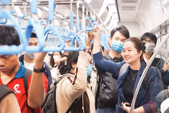 Tuyến Metro số 1 Bến Thành-Suối Tiên thu hút đông đảo hành khách là sinh viên, nhân viên văn phòng. (Ảnh THẾ ANH) 