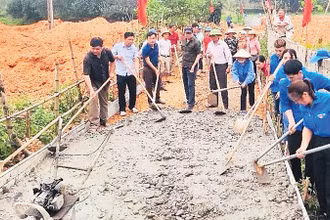 Nhân dân xã Vĩnh Kiên (huyện Yên Bình) đổ bê-tông làm đường giao thông nông thôn. 