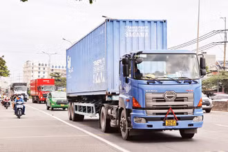 Hệ thống hạ tầng giao thông Ðồng Nai chưa đồng bộ, chưa kết nối tốt khiến chi phí logistics cao. Trong ảnh: Giao thông trên Quốc lộ 51, đoạn qua địa bàn Ðồng Nai. 