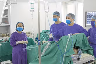Một ca phẫu thuật tại Bệnh viện Ung bướu Hà Nội. 