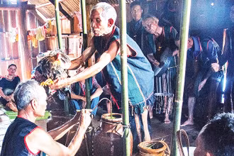 Sở Văn hóa, Thể thao và Du lịch tỉnh Ðắk Lắk tổ chức phục dựng Di sản văn hóa phi vật thể quốc gia Lễ Mừng thọ của người Mơ Nông tại buôn Ðung (xã Ðắk Phơi, huyện Lắk). 
