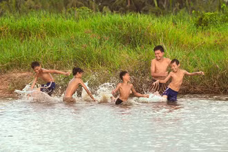 Những bãi tắm tự phát (ao, hồ, sông) luôn tiềm ẩn rất nhiều nguy hiểm. (Ảnh M.N) 