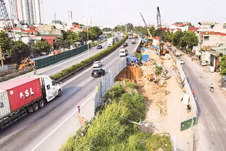 Dự án đường nối cao tốc Pháp Vân-Cầu Giẽ với đường Vành đai 3 đang phải thi công cầm chừng do công tác giải phóng mặt bằng gặp nhiều khó khăn. 