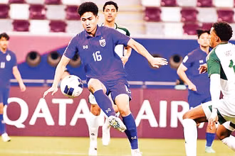 Pha tranh bóng trong trận U23 Thái Lan (áo xanh) thua U23 Saudi Arabia 0-5. 