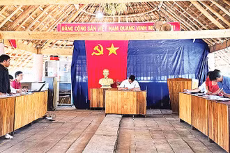 Một buổi sinh hoạt chi bộ tại làng Ðăk Tum, xã Ðăk Môn, huyện Ðăk Glei. 