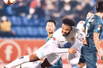 Rafaelson (14) lập cú đúp bằng đầu, giúp Thép Xanh Nam Ðịnh thắng đậm Hoàng Anh Gia Lai 3-0. 