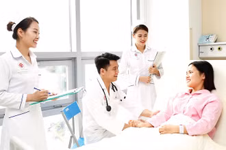 Chăm sóc người bệnh tại Bệnh viện Trung ương Quân đội 108. 
