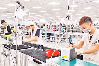 Sản xuất linh kiện điện tử trong Khu công nghiệp Ðông Mai, thị xã Quảng Yên. 