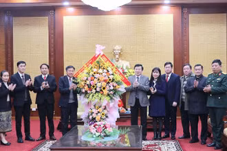 Tỉnh Hủa Phăn tặng tỉnh Hòa Bình lẵng hoa tươi thắm.
