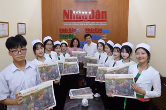 Cô và trò Trường trung học phổ thông công nghiệp Hòa Bình đến Văn phòng đại diện Báo Nhân Dân tại Hòa Bình nhận tranh panorama Chiến dịch Điện Biên Phủ.
