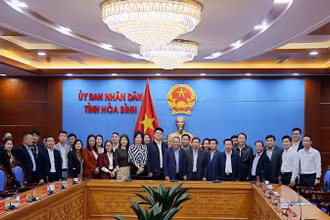 Các nhà đầu tư Trung Quốc, Hồng Kông, Singapore cùng lãnh đạo tỉnh Hòa Bình.