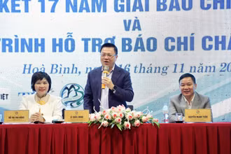 Đồng chí Lê Quốc Minh, Ủy viên Trung ương Đảng, Tổng Biên tập Báo Nhân Dân, Phó trưởng Ban Tuyên giáo Trung ương, Chủ tịch Hội Nhà báo Việt Nam (giữa) chủ trì hội nghị.