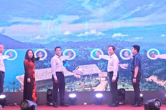 Lãnh đạo tỉnh Hòa Bình bấm nút khai trương kích cầu du lịch Hòa Bình năm 2023.