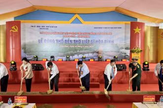 Phó Thủ tướng Nguyễn Chí Dũng (giữa) cùng Lãnh đạo tỉnh Hòa Bình động thổ Đền thờ liệt sĩ tỉnh Hòa Bình.