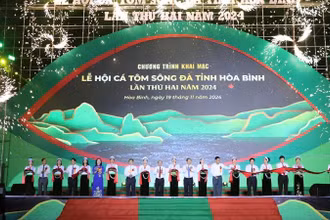 Lãnh đạo tỉnh Hòa Bình cắt băng khai mạc Lễ hội Cá tôm sông Đà lần thứ 2.