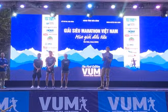 Các vận động viên giao lưu với cổ động viên tại lễ khai mạc.