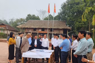 Bí thư Tỉnh ủy Hòa Bình Nguyễn Phi Long chỉ đạo triển khai Khu tổ hợp không gian văn hóa Mường tại xóm Lũy Ải, xã Phong Phú, huyện Tân Lạc, tỉnh Hòa Bình.