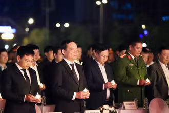 Phó Thủ tướng Trần Lưu Quang cùng các đại biểu dành một phút tưởng niệm các nạn nhân tai nạn giao thông.