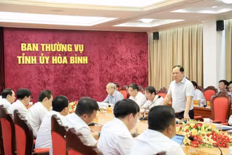 Đồng chí Nguyễn Phi Long, Bí thư Tỉnh ủy Hòa Bình phát biểu tại buổi làm việc.