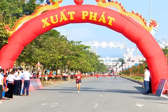 Các vận động viên tranh tài về đích.