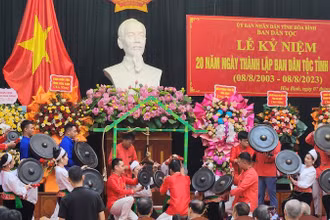 Biểu diễn chiêng Mường Hòa Bình tại buổi lễ.