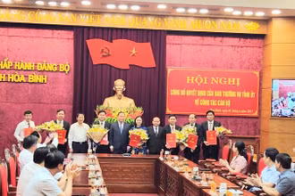 Đồng chí Nguyễn Phi Long, Ủy viên dự khuyết Trung ương Đảng, Bí thư Tỉnh ủy Hòa Bình (giữa) cùng các đồng chí Thường trực Tỉnh ủy trao Quyết định và tặng hoa cho các đồng chí được bổ nhiệm.