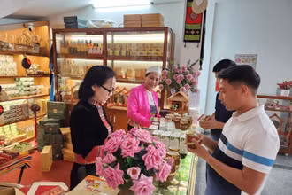 Gian trưng bày sản các sản vật Hoa Đất Mường tại Khách sạn CoLaNi, thành phố Hòa Bình, tỉnh Hòa Bình.