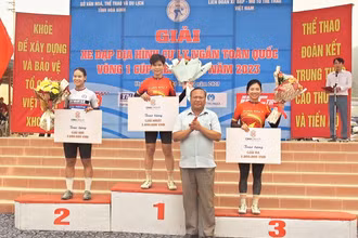 Ban tổ chức trao giải cho vận động viên Quàng Thị Soan (Quân khu 7) đoạt giải Nhất; Bùi Thị Quỳnh (Bình Dương) đoạt giải Nhì; Cà Thị Thơm (Quân khu 7) đoạt giải Ba.