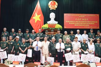Lãnh đạo tỉnh Hòa Bình tặng quà đại biểu.