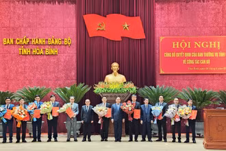 Các đồng chí Thường trực Tỉnh ủy chúc mừng 10 đồng chí được Ban Thường vụ Tỉnh ủy luân chuyển, điều động.