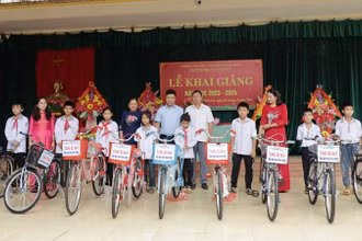 Đại diện các tổ chức trao xe đạp cho các em có hoàn cảnh khó khăn tại Lễ khai giải năm học mới 2023-2024.