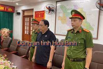 Phạm Hồng Tuyên (giữa) bị khởi tố về tội Thiếu trách nhiệm gây hậu quả nghiêm trọng. Ảnh: Công an Hòa Bình.