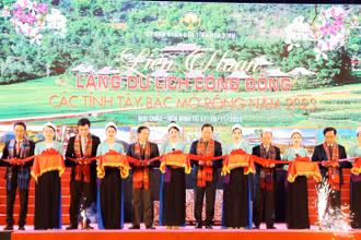 Lãnh đạo tỉnh Hòa Bình cắt băng khai mạc Liên hoan Làng du lịch cộng đồng các tỉnh Tây Bắc năm 2023.