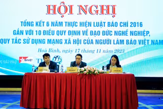 Các đồng chí chủ trì hội nghị.