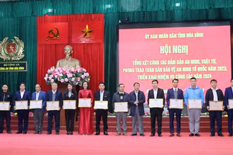 Chủ tịch Ủy ban nhân dân tỉnh Hòa Bình Bùi Văn Khánh trao bằng khen cho các tập thể, cá nhân có thành tích xuất sắc trong phong trào bảo vệ an ninh Tổ quốc năm 2023.