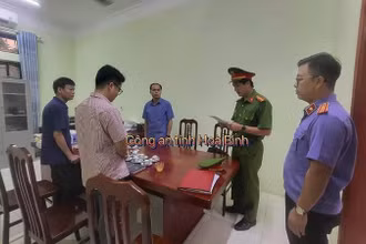 Công an Tỉnh Hòa Bình đọc lệnh bắt tạm giam các bị can.