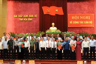 Ban Thường vụ Tỉnh ủy Hòa Bình chụp ảnh lưu niệm cùng các đồng chí được điều động, luân chuyển và bổ nhiệm.