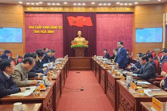 Đồng chí Nguyễn Phi Long, Bí thư Tỉnh ủy Hòa Bình phát biểu tại buổi làm việc.