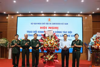 Lãnh đạo Hội nạn nhân chất độc da cam/dioxin tặng hoa lãnh đạo tỉnh Hòa Bình tại Hội nghị.