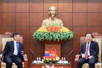 Đại sứ Mông Cổ tại Việt Nam Jigjee Sereejav (trái) và Bí thư Tỉnh ủy Hòa Bình Nguyễn Phi Long tại buổi làm việc.