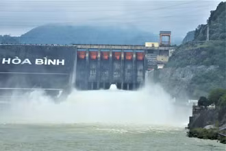 Nhà máy Thủy điện Hòa Bình xả lũ.