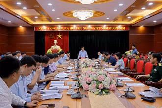 Chủ tịch Ủy ban nhân dân tỉnh Hòa Bình Bùi Văn Khánh (giữa) chủ trì cuộc họp kế hoạch diễn tập Phòng thủ dân sự ứng phó thảm họa, thiên tai, động đất ảnh hưởng đến đập, hồ thủy điện Hòa Bình năm 2023.