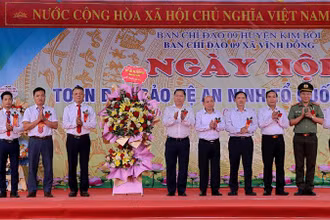 Lãnh đạo tỉnh Hòa Bình tặng hoa chúc mừng lãnh đạo huyện Kim Bôi và xã Vĩnh Đồng tại Ngày hội.
